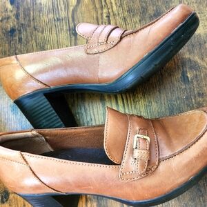 Clark's heeled loafers in buff tan